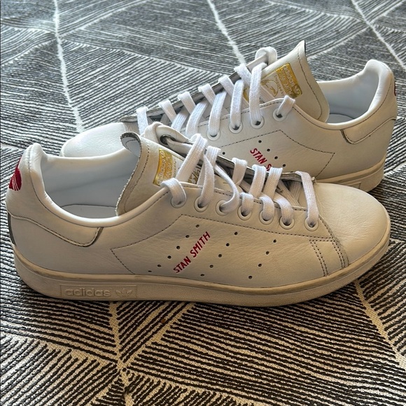 Adidas White and Red Sneakers with Minimalist Design sizes 8 good conditions - Picture 1 of 10